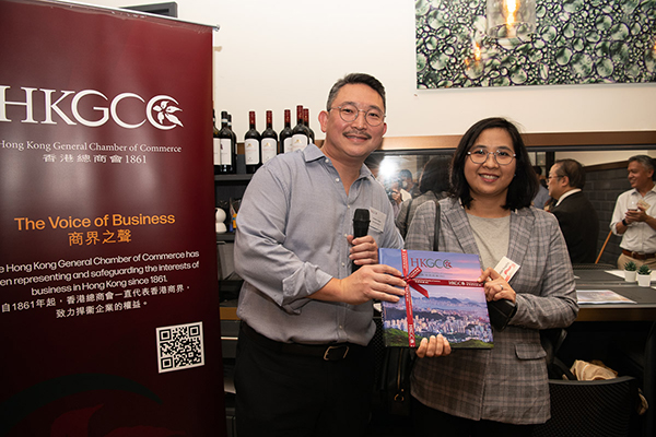 HKGCC x INACHAM Joint Happy Hour - Asia & Africa Committee Chairman Jonathan Lamport presents souvenir to Ayu Wulan Sagita, Trade Counsel of Republic Indonesia